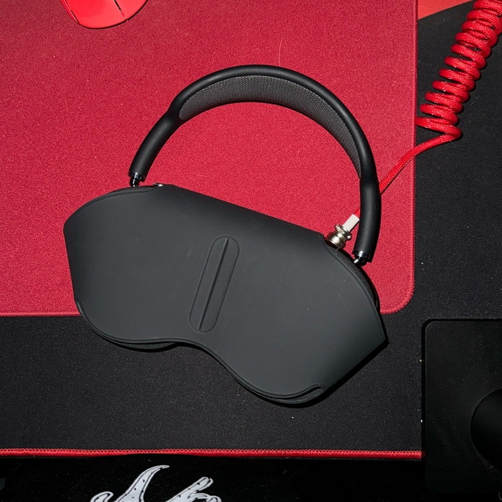 AirPod max in black